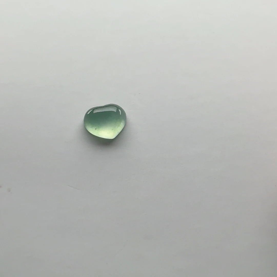 翡翠未镶嵌颈饰爱心