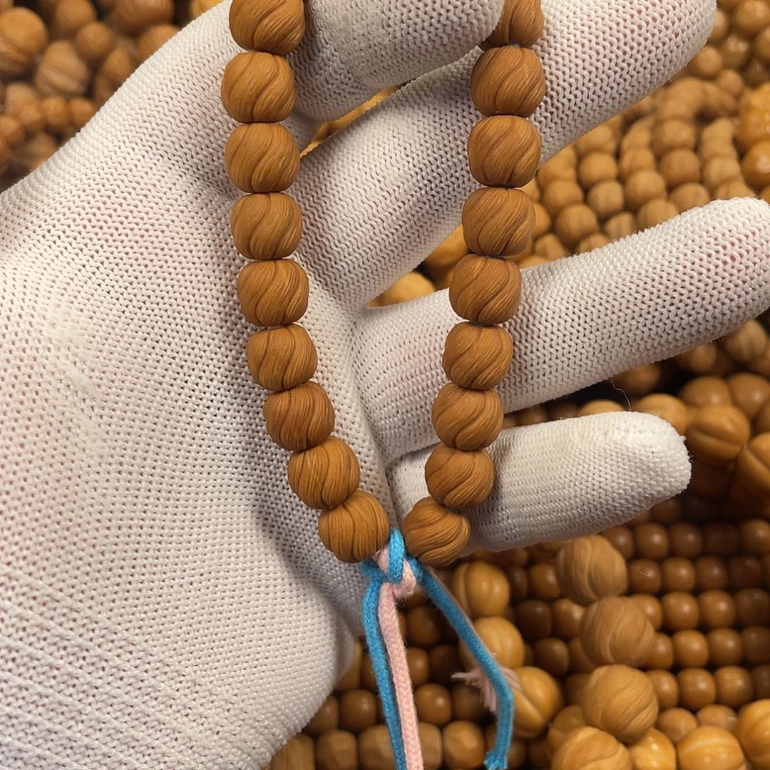 慎***独核桃卷卷酥手持。