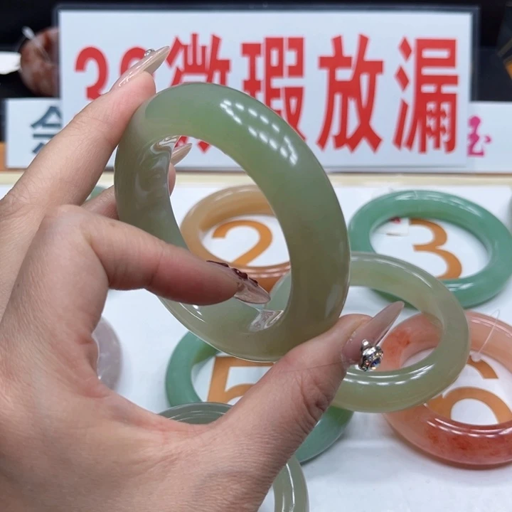 未镶嵌手镯石英质玉@**贝