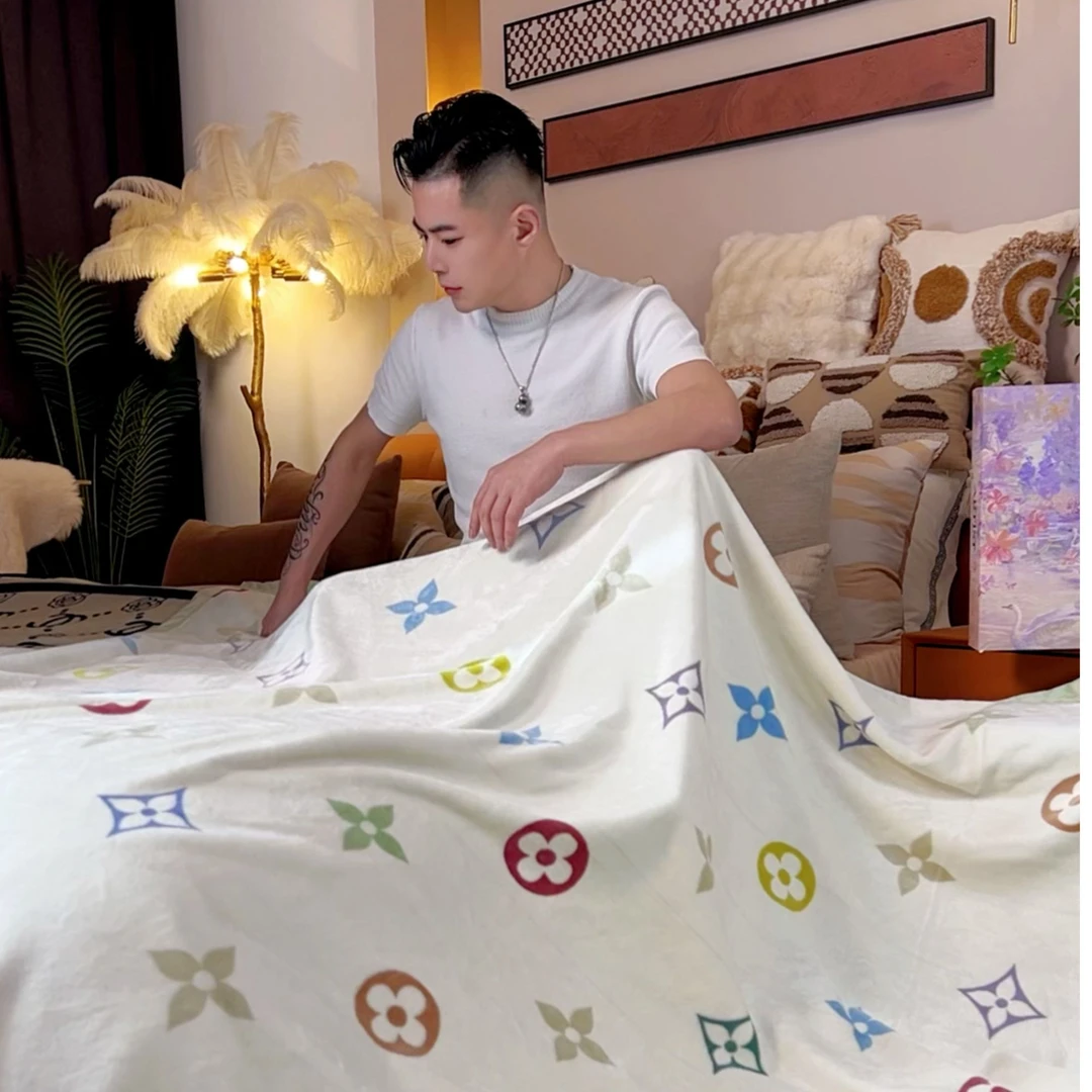 2025早秋厚款高奢超细旦蛋白绒毯午睡空调毯沙发毯【三彩老花】