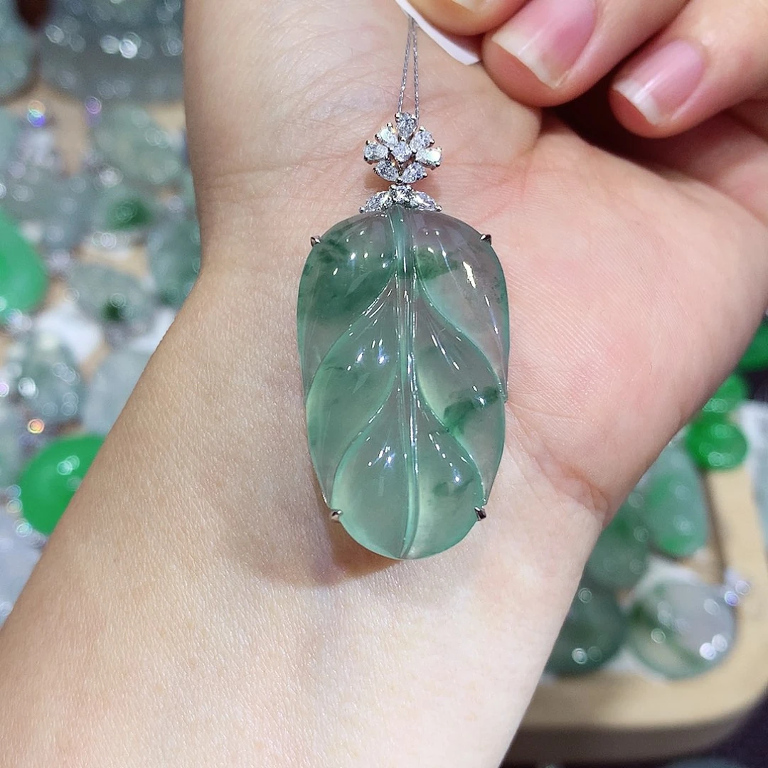 翡翠18K金镶嵌颈饰叶子