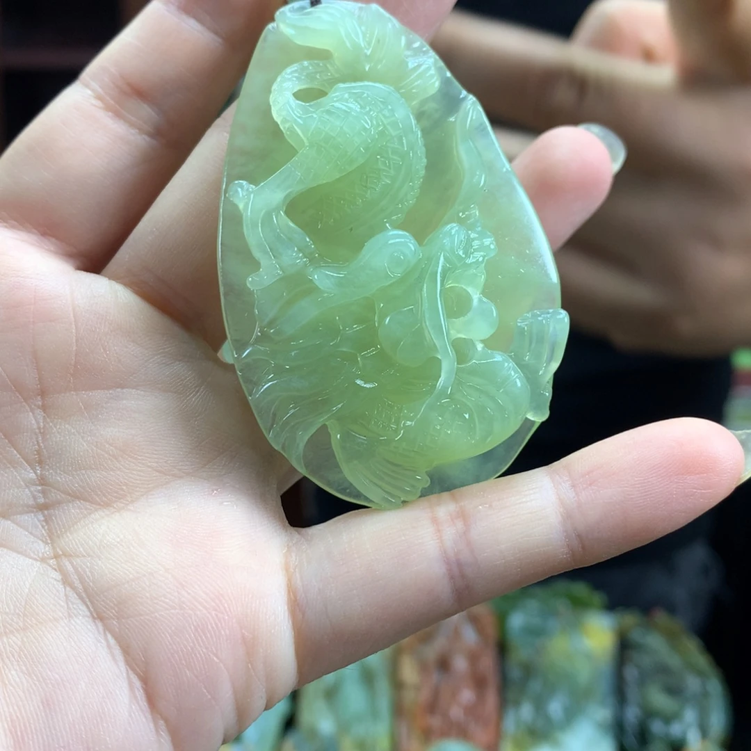 蛇纹石玉未镶嵌颈饰