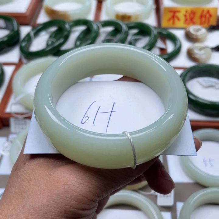 未镶嵌手镯和田玉细**月