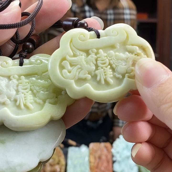 蛇纹石玉未镶嵌颈饰