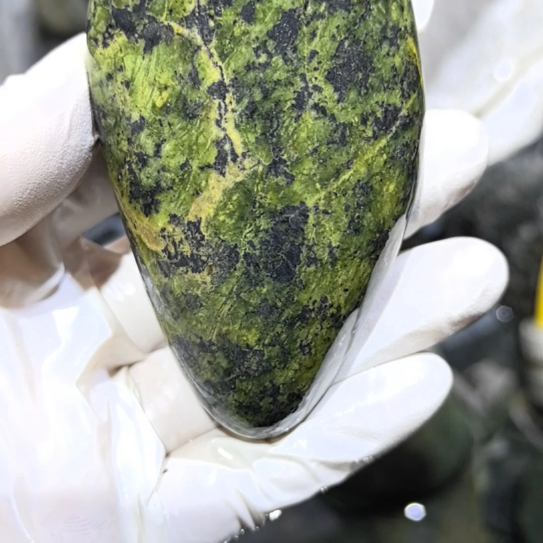 佳***。藏玉药王石原石一个