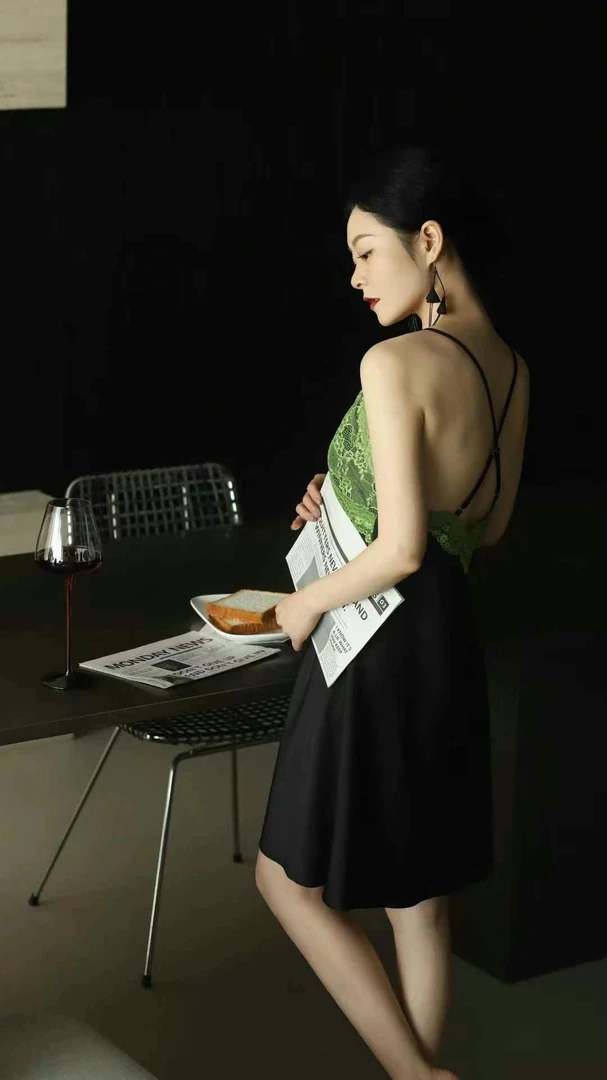 性感吊带睡裙拼接蕾丝带胸垫冰丝薄款纯欲风家居服夏季