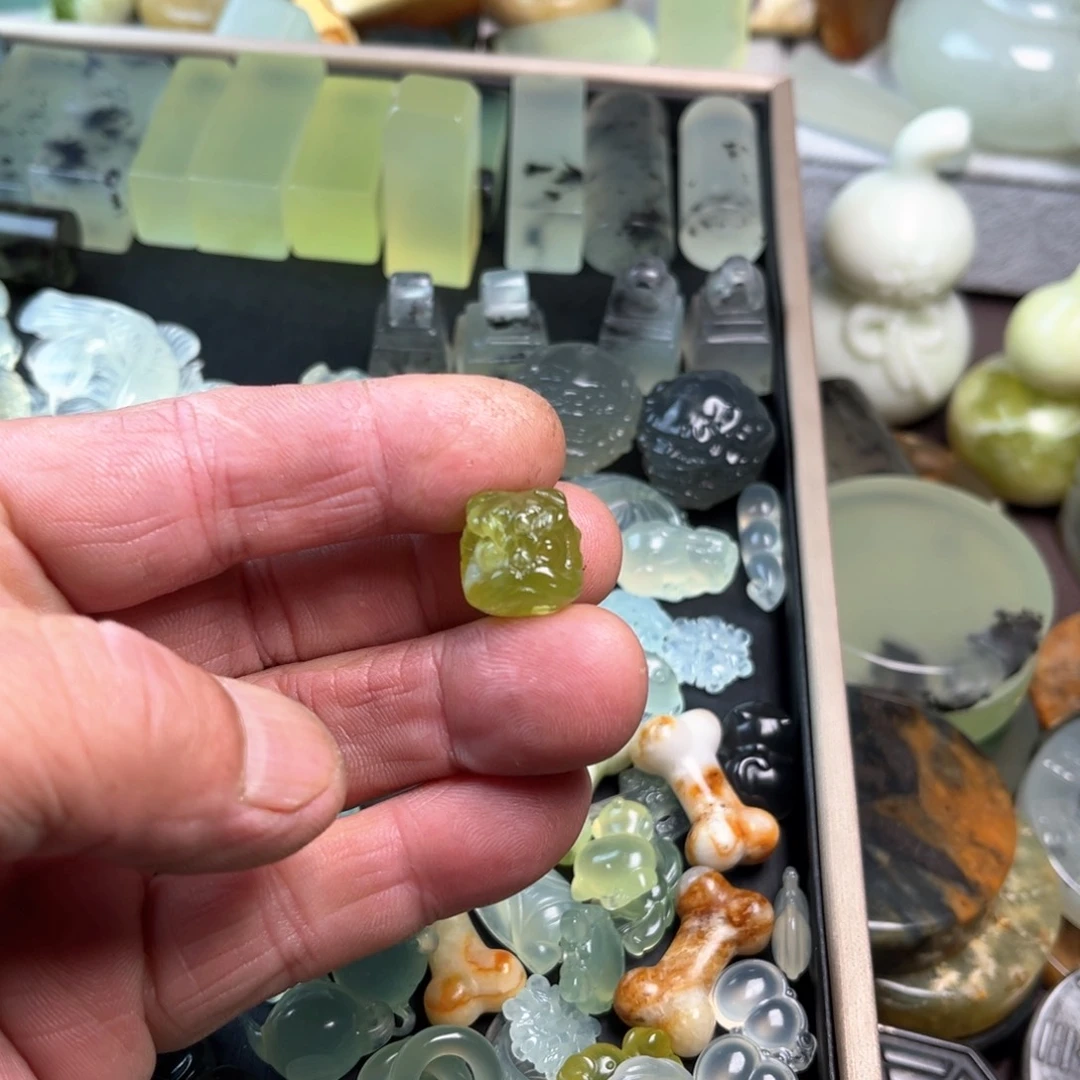 蛇纹石玉原石未镶嵌半***?