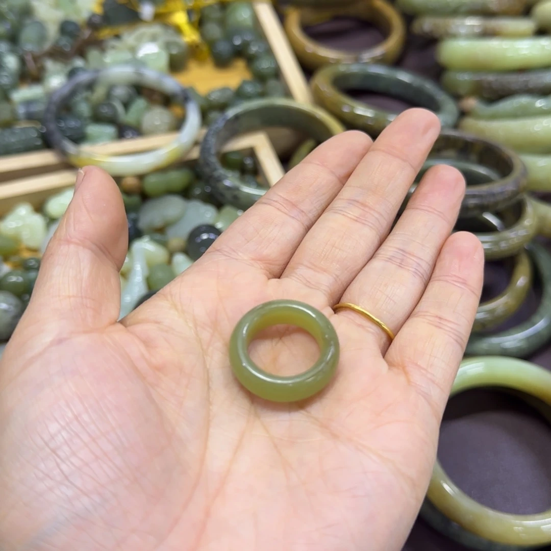 是***依岫岩河磨玉（透闪石质玉）未镶嵌颈饰