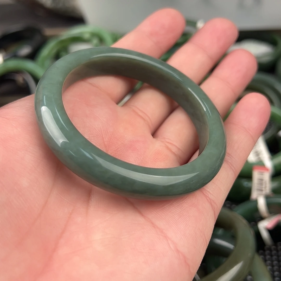 繁***月和田玉未镶嵌手镯