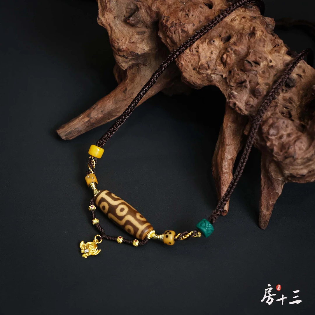 【房十三】牙黄满砂九眼搭配金翅大鹏鸟玛瑙锁骨链