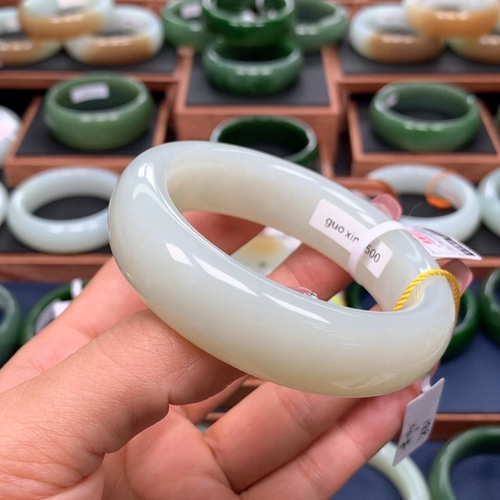 和田玉手镯未镶嵌