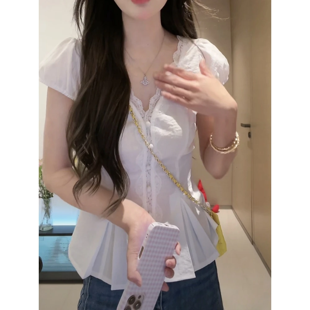 胖妹妹法式蕾丝花边短袖衬衫大码女夏季新款V领镂空系带收腰上衣