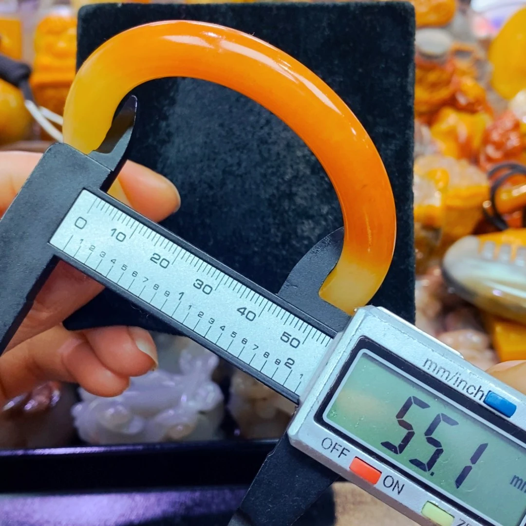 未镶嵌石英质玉（黄龙玉）颈饰