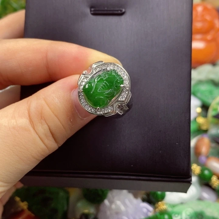 翡翠未镶嵌吊坠(赠链)