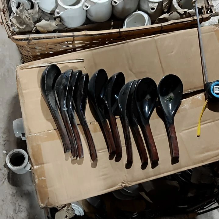 摆件盘子碗茶壶啥都有