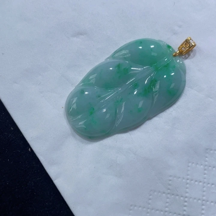 翡翠未镶嵌吊坠(赠链)