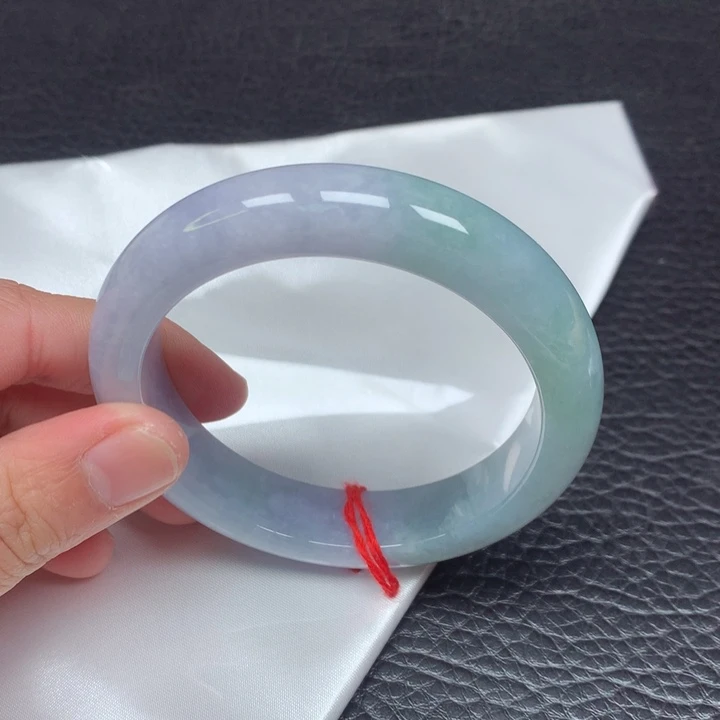 翡翠手镯未镶嵌。