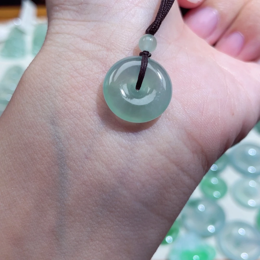 翡翠未镶嵌颈饰平安扣