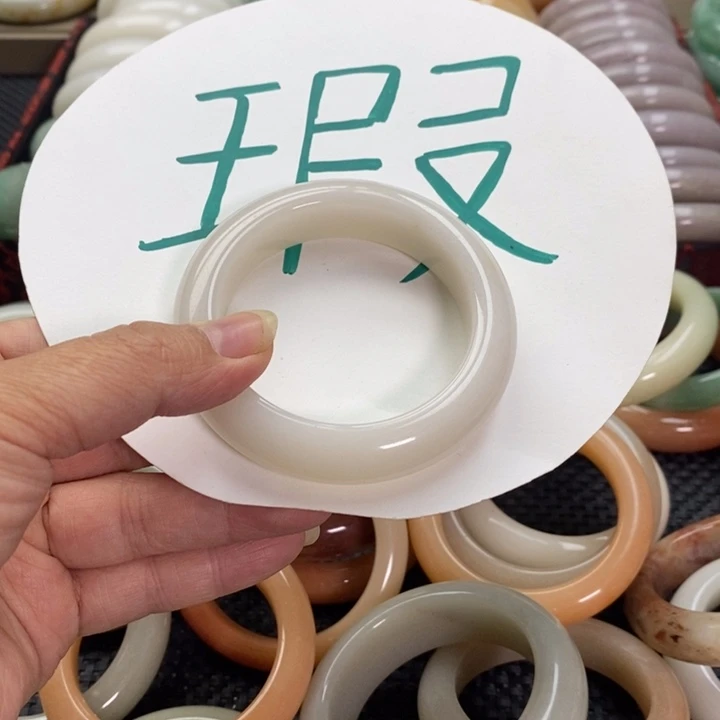 幸***久石英质玉未镶嵌手镯