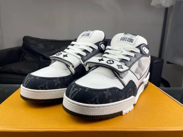 99新 LouisVuitton/路易威登 Trainer黑白魔术贴41码原盒99新
