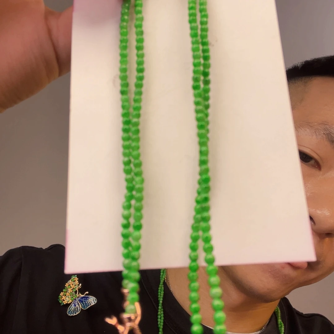 翡翠未镶嵌颈饰一件