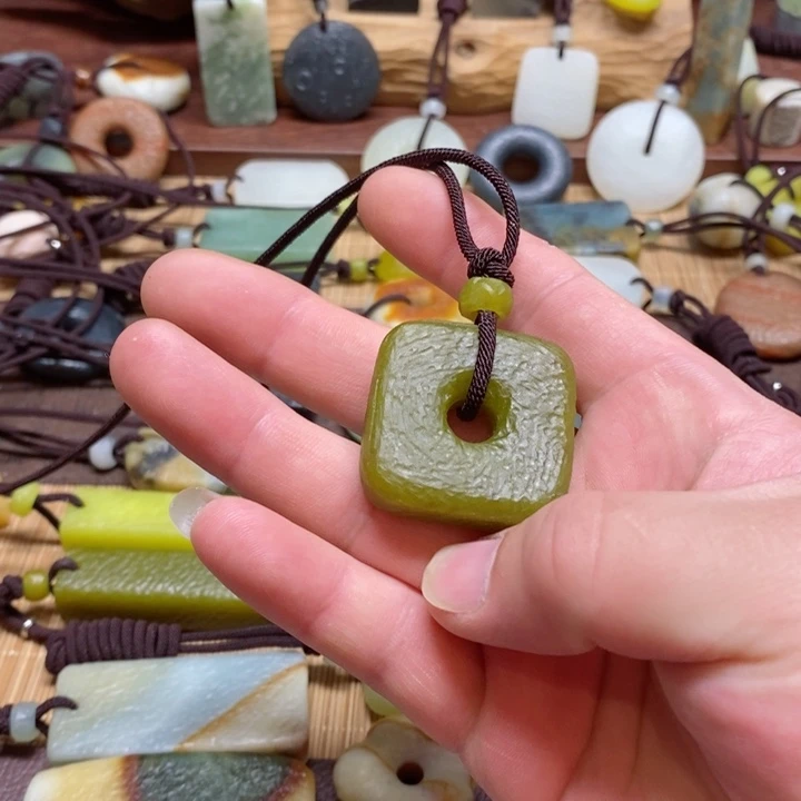 蛇纹石玉挂件未镶嵌冬*