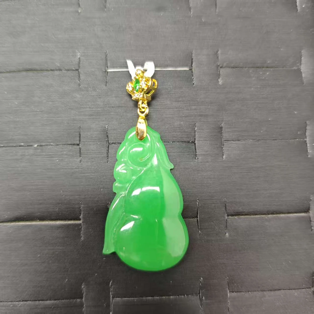 绿翠色随形玉石吊坠