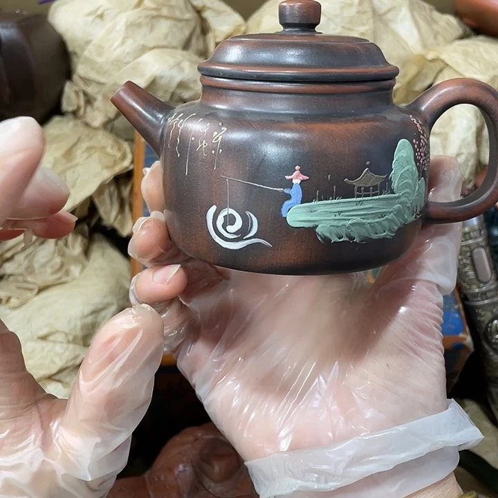 茶壶紫砂原矿泥料，手工制作的一把紫砂壶。