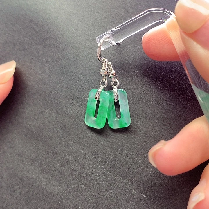 未镶嵌石英质玉耳饰