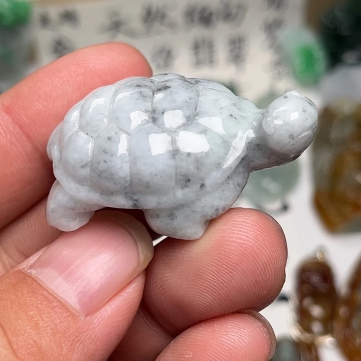翡翠未镶嵌颈饰乌龟