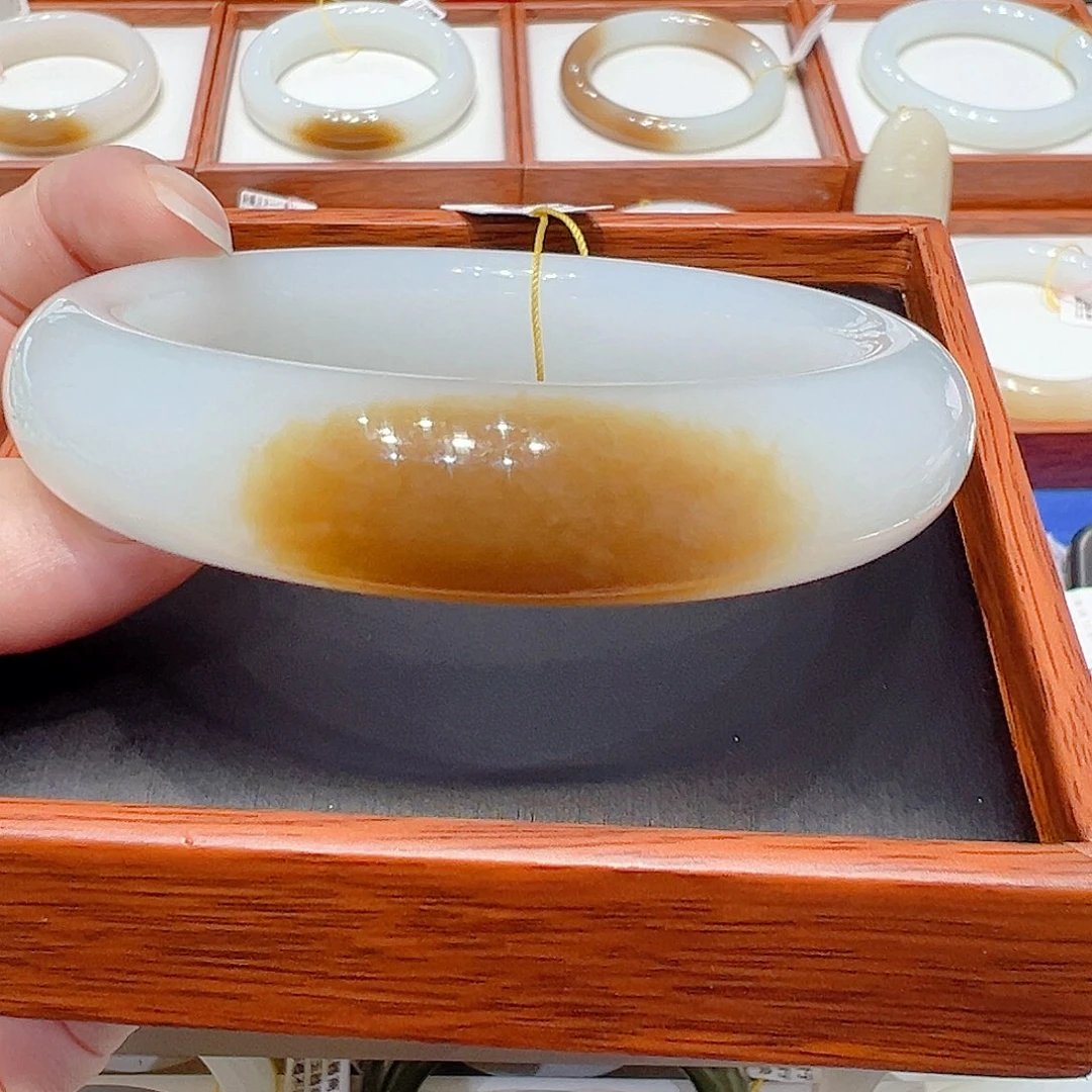 和田玉手镯未镶嵌远****绕