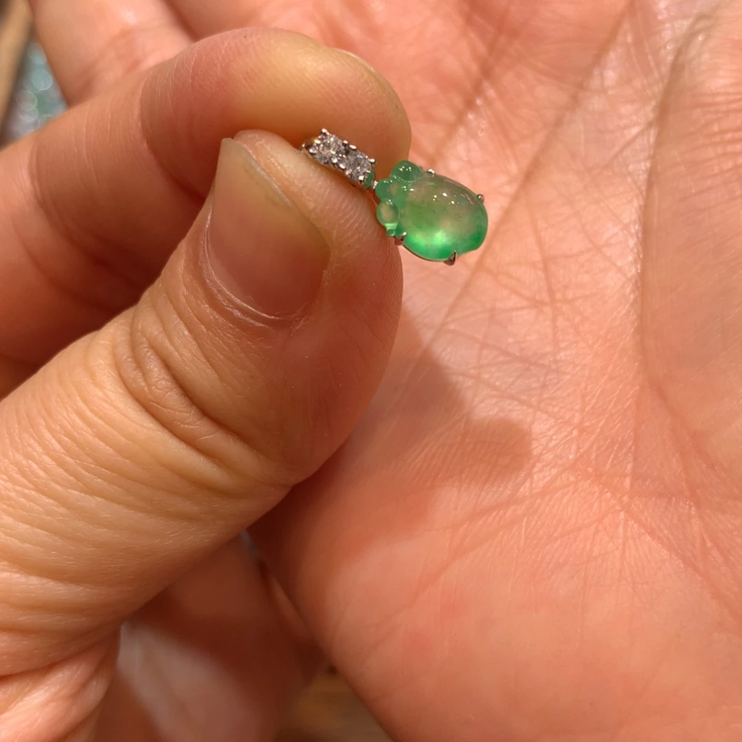 翡翠18K金镶嵌颈饰小吊坠