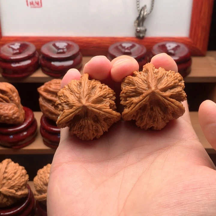 文玩核桃吊坠虎头三棱