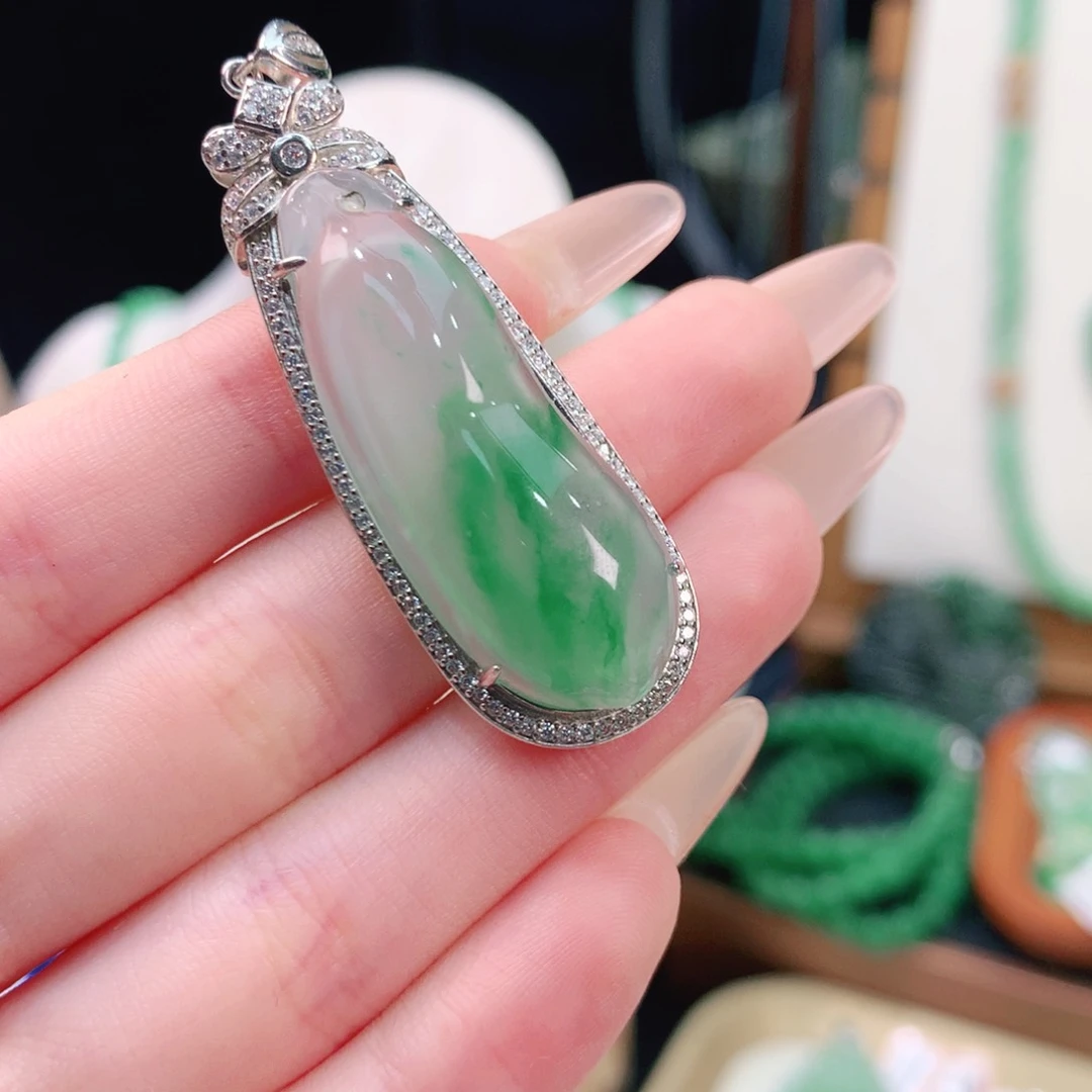 馨****石英质玉（非洲翠）银S925镶嵌颈饰瓜