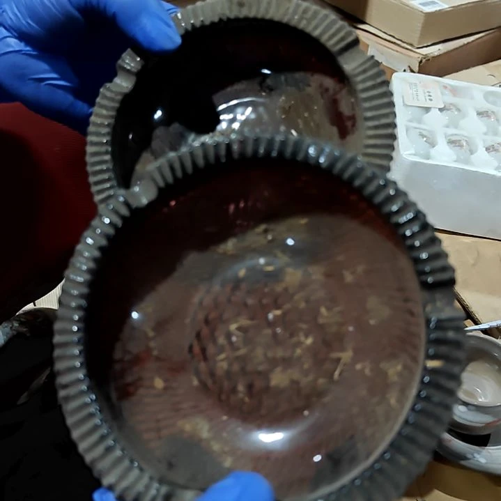 瓷片盘子碗茶壶啥都有