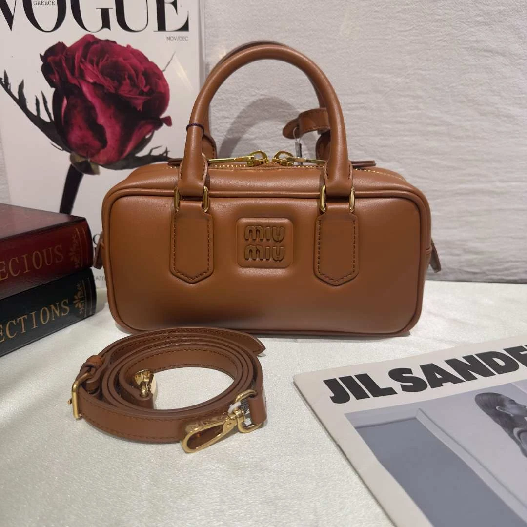 未使用 MIU MIU/缪缪 壹所奢品/保龄球小号光面干邑色/斜挎包全新