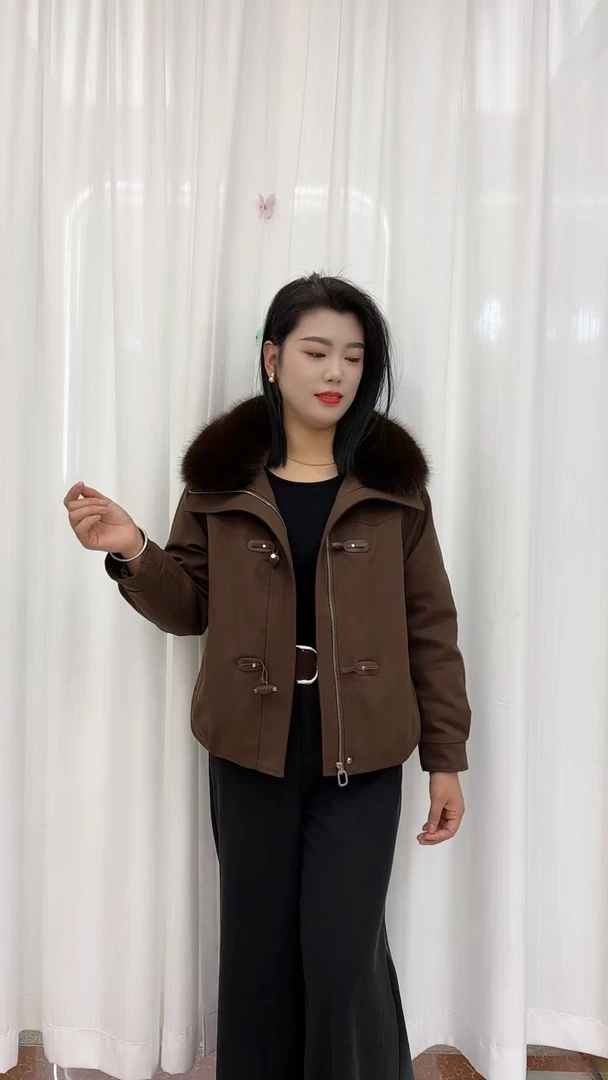 2025年新款厚款免烫女翻领常规短款纯色棉服8830大毛领外套