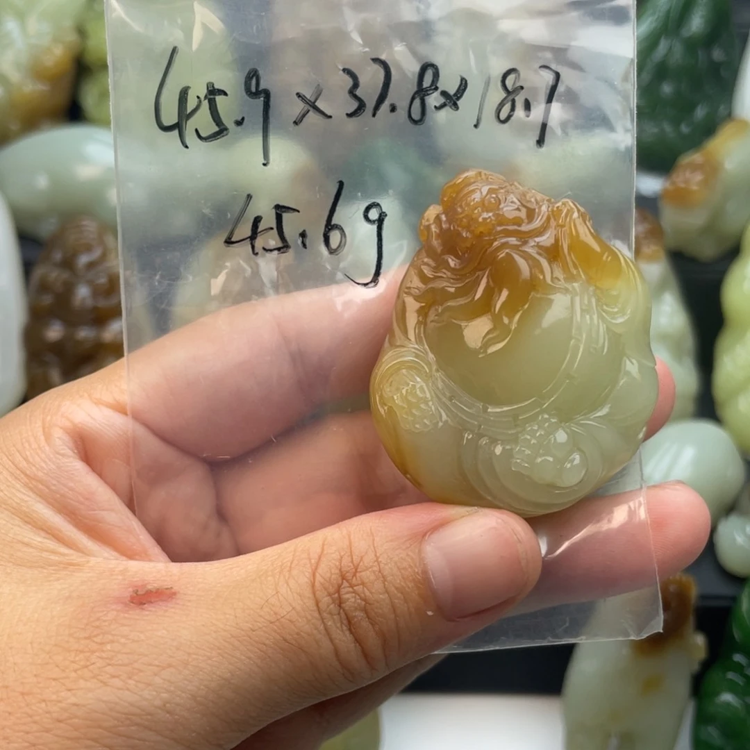 小****和田玉未镶嵌颈饰