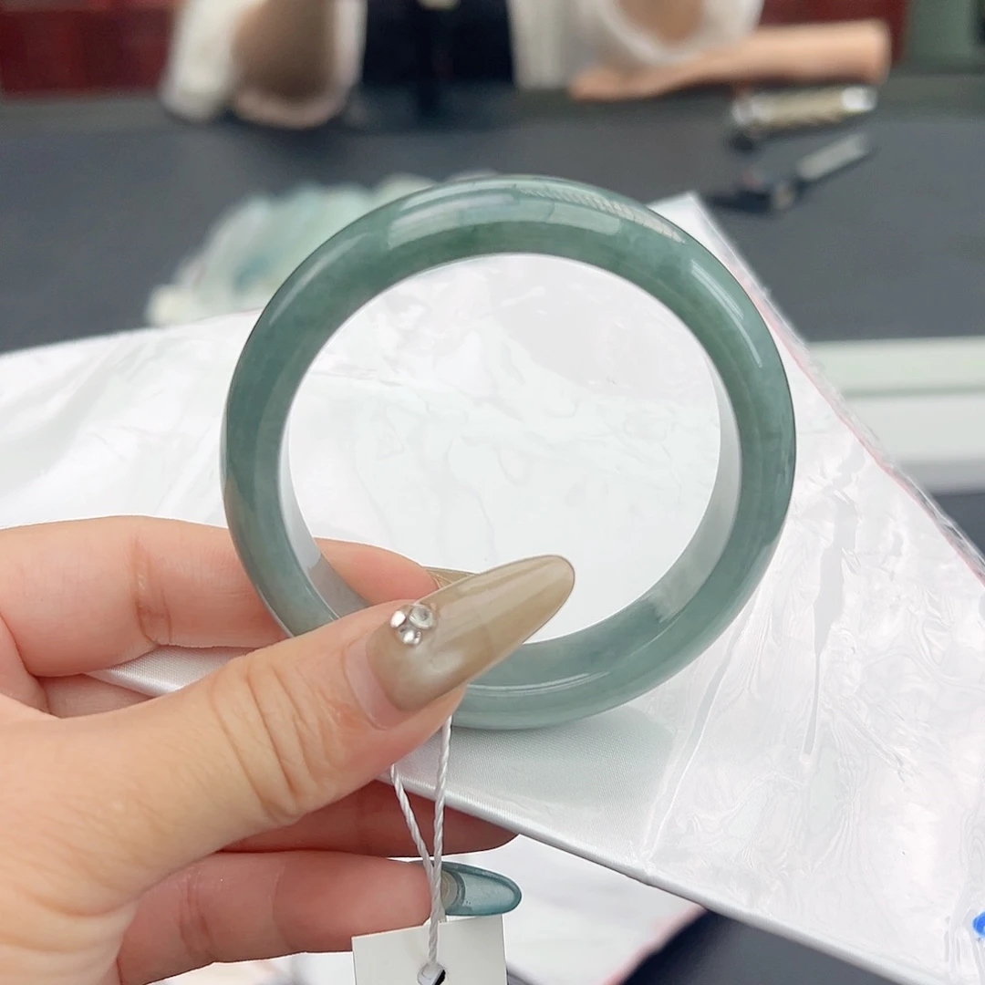 翡翠手镯未镶嵌56.3海蓝之谜