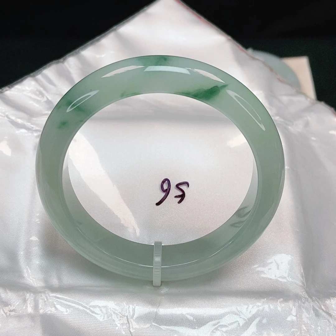 翡翠手镯未镶嵌正圈