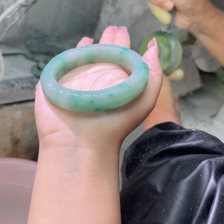 亿***亿未镶嵌手镯石英质玉（非洲翠）定制