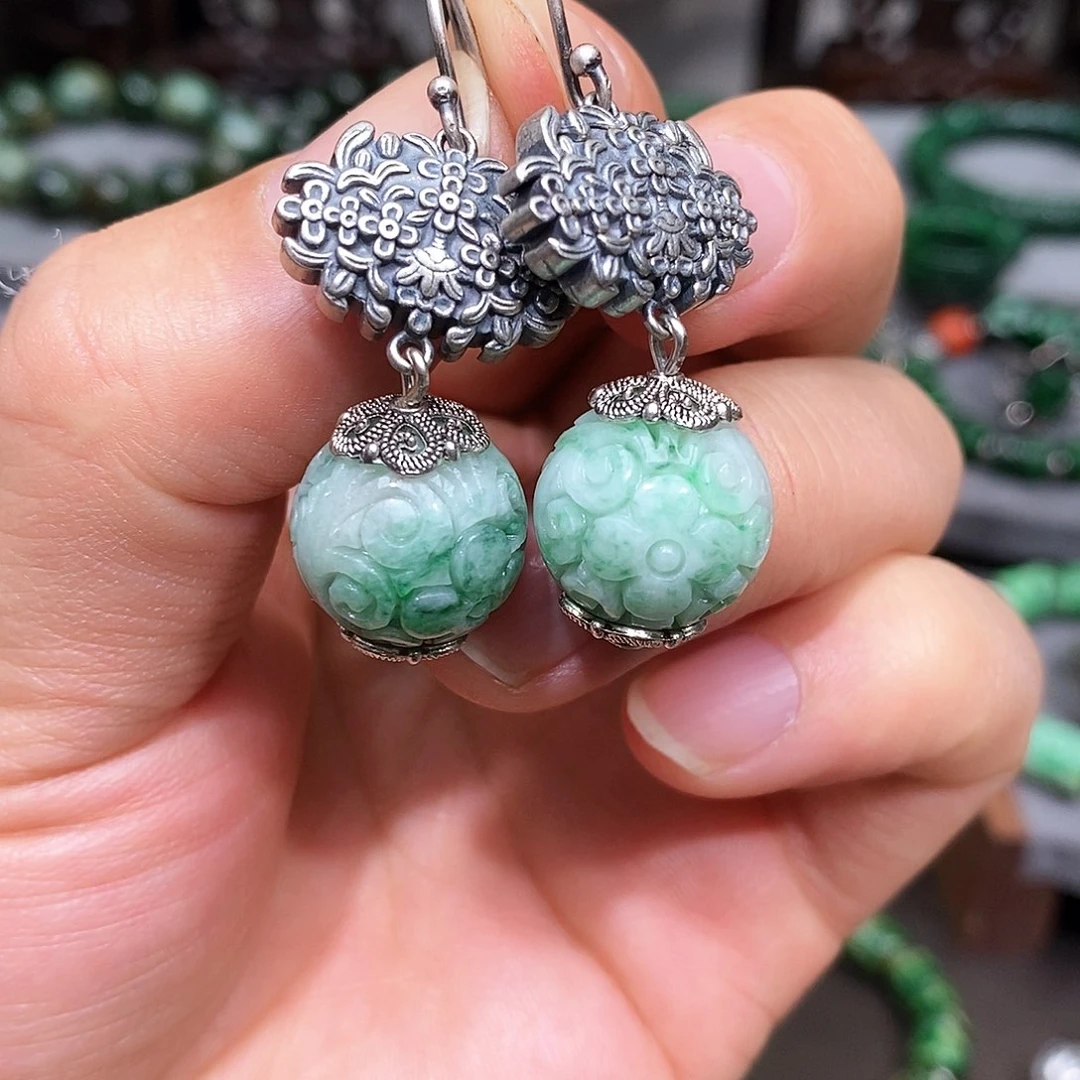 未镶嵌翡翠耳饰漂亮美眉