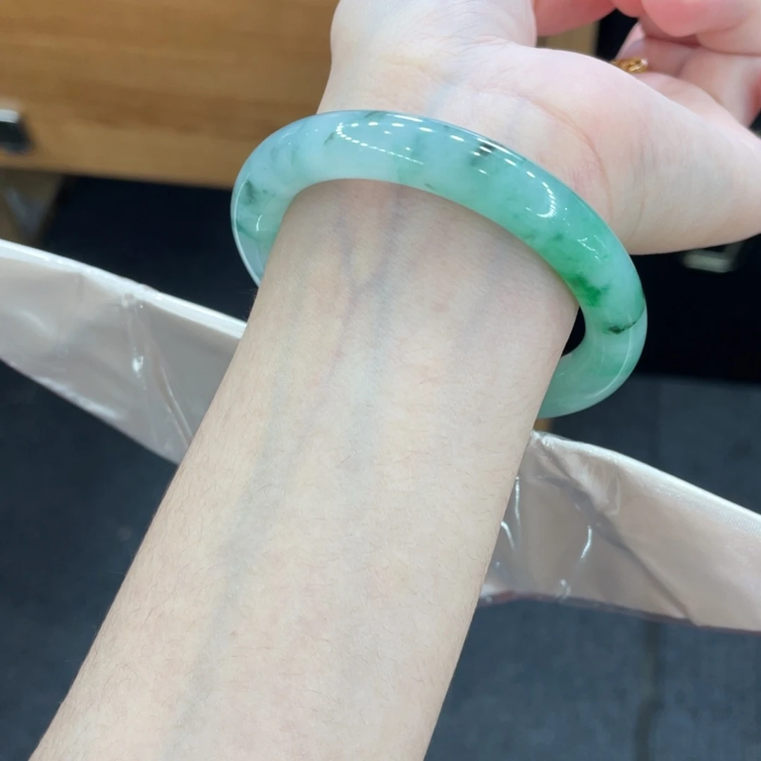 未镶嵌手镯翡翠卡51圆条，冰绿底飘花