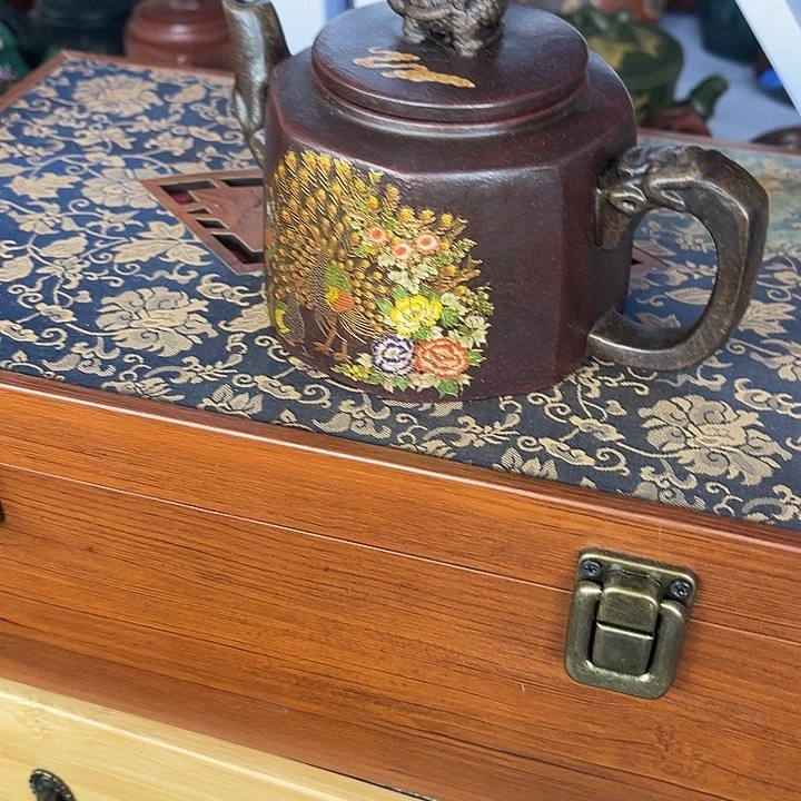 茶壶紫泥原矿泥料手工制作的一把紫砂壶。