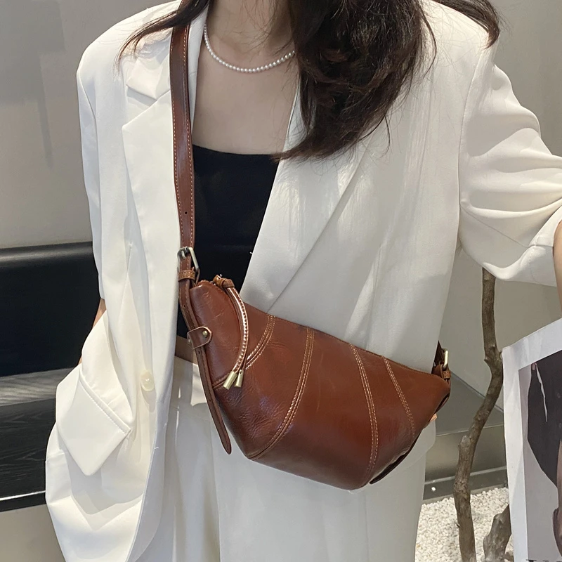 头层油蜡牛皮单肩斜挎小包牛角包女时尚休闲宽肩带手机包新月牙包