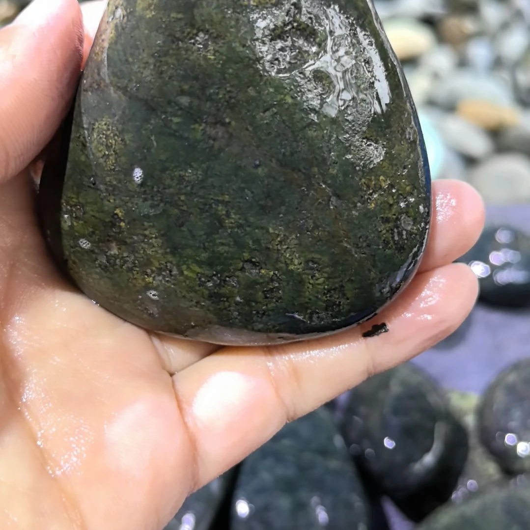 飘***飘有机玻璃藏玉药王石原石手把件一个