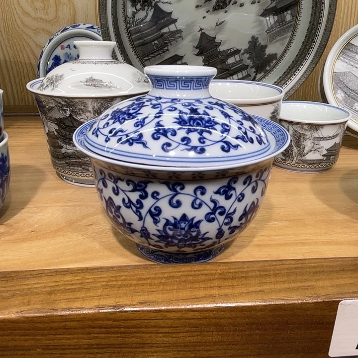 爱***锁青花缠枝莲盖碗一个