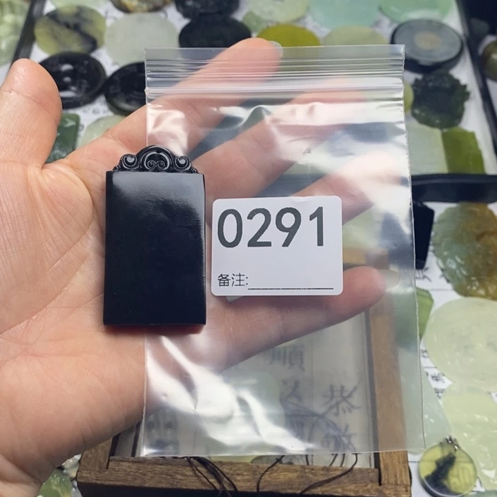 蛇纹石玉颈饰合金M****?