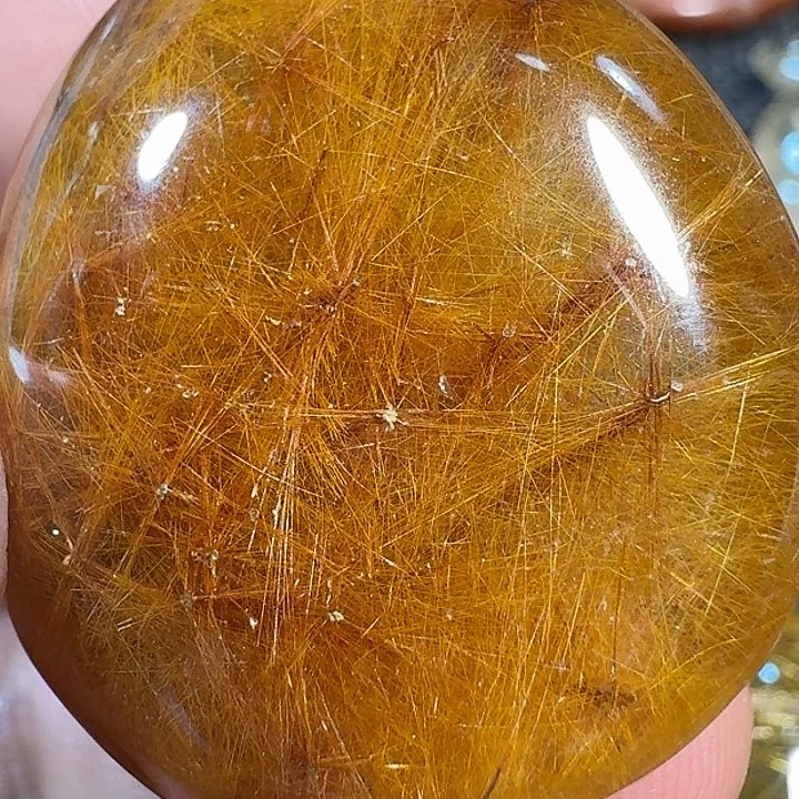 苏***都未镶嵌颈饰水晶好