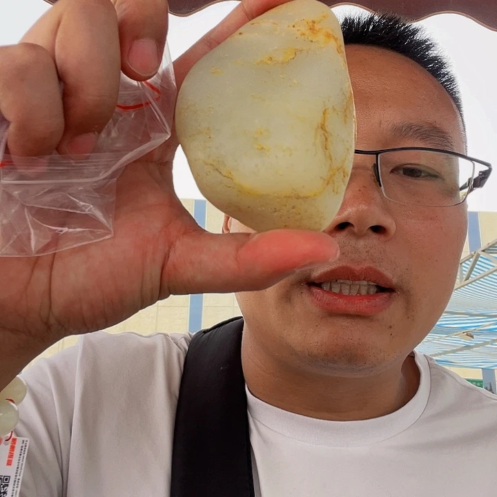 和田玉（糖玉）未镶嵌挂件倾**城